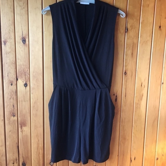 NEW York and Co stretch romper with pockets - Picture 2 of 8